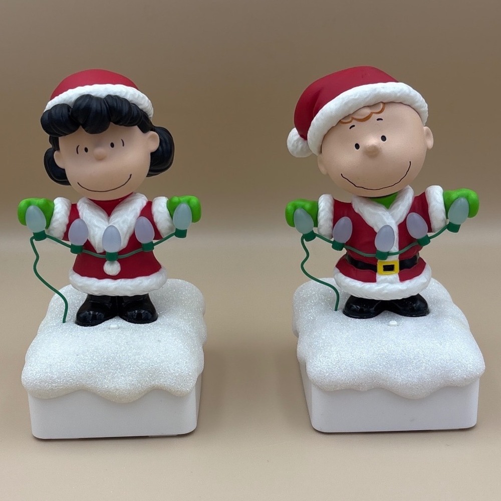 Hallmark Peanuts Christmas Light Show Charlie Brown & Lucy Musical Light Up 2015
